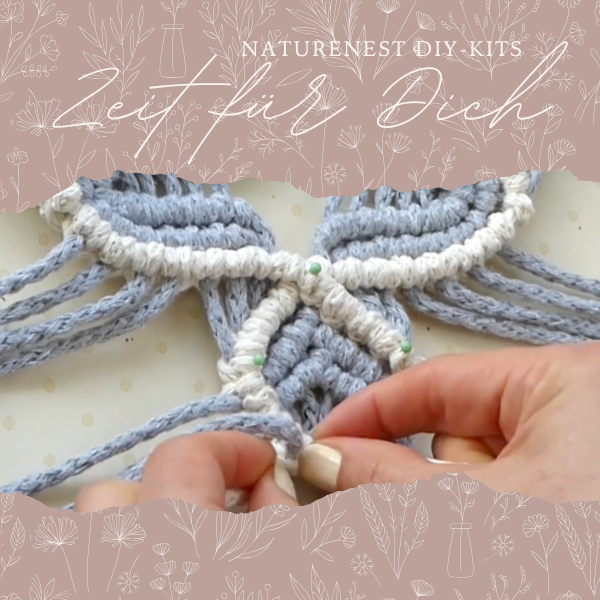 Nimm dir Zeit für Dich - arbeite offline, in Ruhe, in deinem Tempo NatureNest DIY-Kits - Zeit für Dich. Das Bild zeigt einen Makramee-Wandbehang in Arbeit