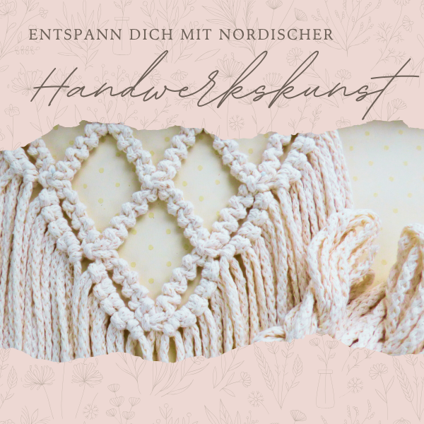 Makramee Handwerkskunst - Entspannung und Offline-Zeit mit Handarbeit Entspann dich mit nordischer Handwerkskunst. Das Bild zeigt einen Makramee-Wandbehang in Arbeit. Naturweiß rosé